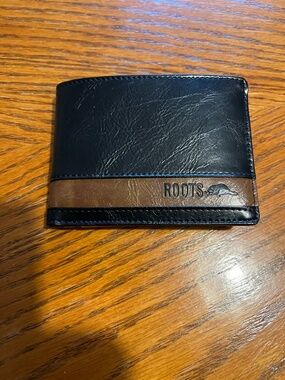 ROOTS Two Tone Leather Wallet - NWT
